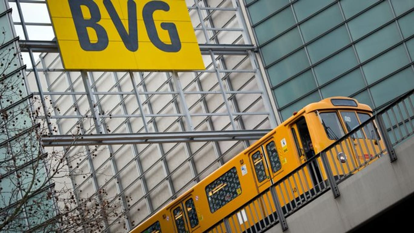 Eine U-Bahn fährt unter einem Schild mit der Aufschrift "BVG" vorbei: Im Streit um kürzere Arbeitszeiten für BVG-Mitarbeiter droht Verdi mit einem Streik der Beschäftigten.