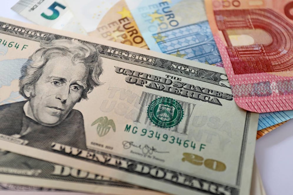 Euro- und Dollar-Scheine (Symbolbild): Mit einem Fremdwährungskonto legen Sie Ihr Geld in andere Devisen an.