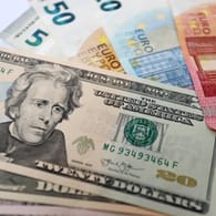 Euro- und Dollar-Scheine (Symbolbild): Mit einem Fremdwährungskonto legen Sie Ihr Geld in andere Devisen an.