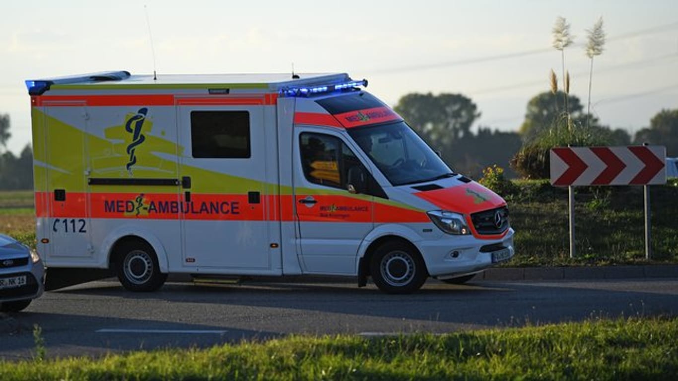 Ein Rettungswagen fährt mit Sondersignal durch einen Kreisverkehr (Symbolbild): Im Stotterheimer See ist eine Person beim Baden gestorben.