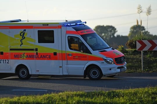 Ein Rettungswagen fährt mit Sondersignal durch einen Kreisverkehr (Symbolbild): Im Stotterheimer See ist eine Person beim Baden gestorben.