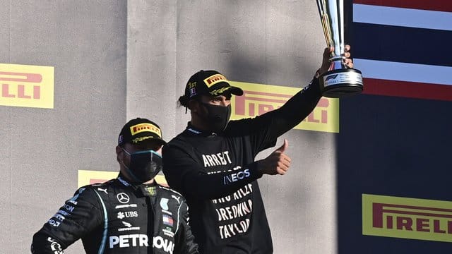 Sorgte in Mugello mit seinem T-Shirt für Gesprächsstoff: Sieger Lewis Hamilton (r).