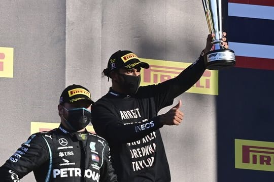 Sorgte in Mugello mit seinem T-Shirt für Gesprächsstoff: Sieger Lewis Hamilton (r).