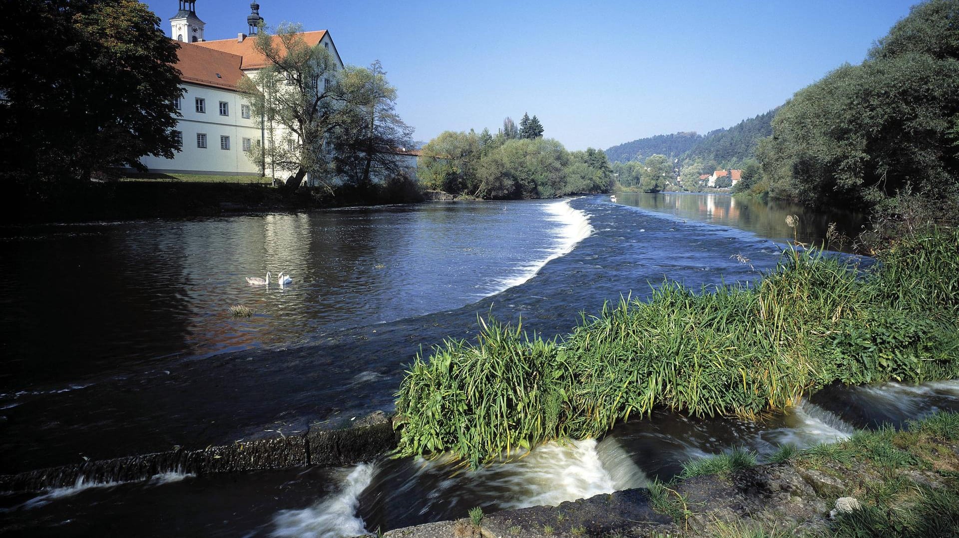 Pielenhofen an der Naab: Dort entdeckte ein Standup-Paddler die Leiche eines Mannes. Pielenhofen an der Naab: Dort entdeckte ein Standup-Paddler die Leiche eines Mannes.