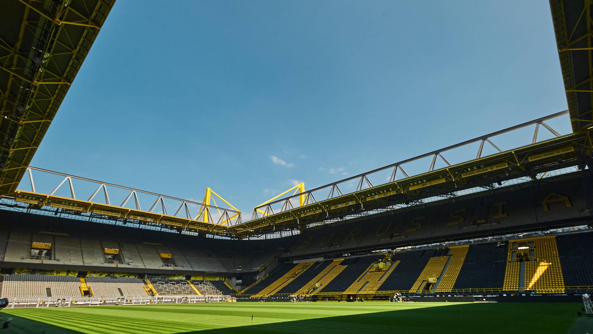 Blick in den leeren Signal Iduna Park: In NRW wollen die Profiklubs und die Polizei nun gemeinsam gegen Gewalt im Zusammenhang mit Fußballspielen vorgehen.