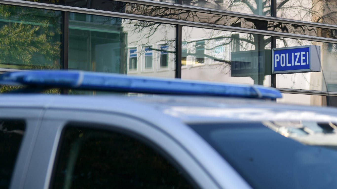 Polizeiwagen in Nordrhein-Westfalen: Eine 25-Jährige ist offenbar von ihrem eigenen Ehemann verletzt worden und gestorben. (Symbolbild)