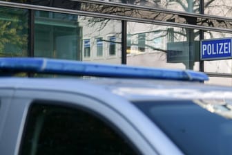 Polizeiwagen in Nordrhein-Westfalen: Eine 25-Jährige ist offenbar von ihrem eigenen Ehemann verletzt worden und gestorben. (Symbolbild)