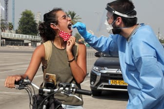 Tel Aviv: Medizinisches Personal testet Menschen auf der Straße auf Corona. Nach einem massiven Anstieg der Neuinfektionen, hat die israelische Regierung erneut einen Lockdown beschlossen.