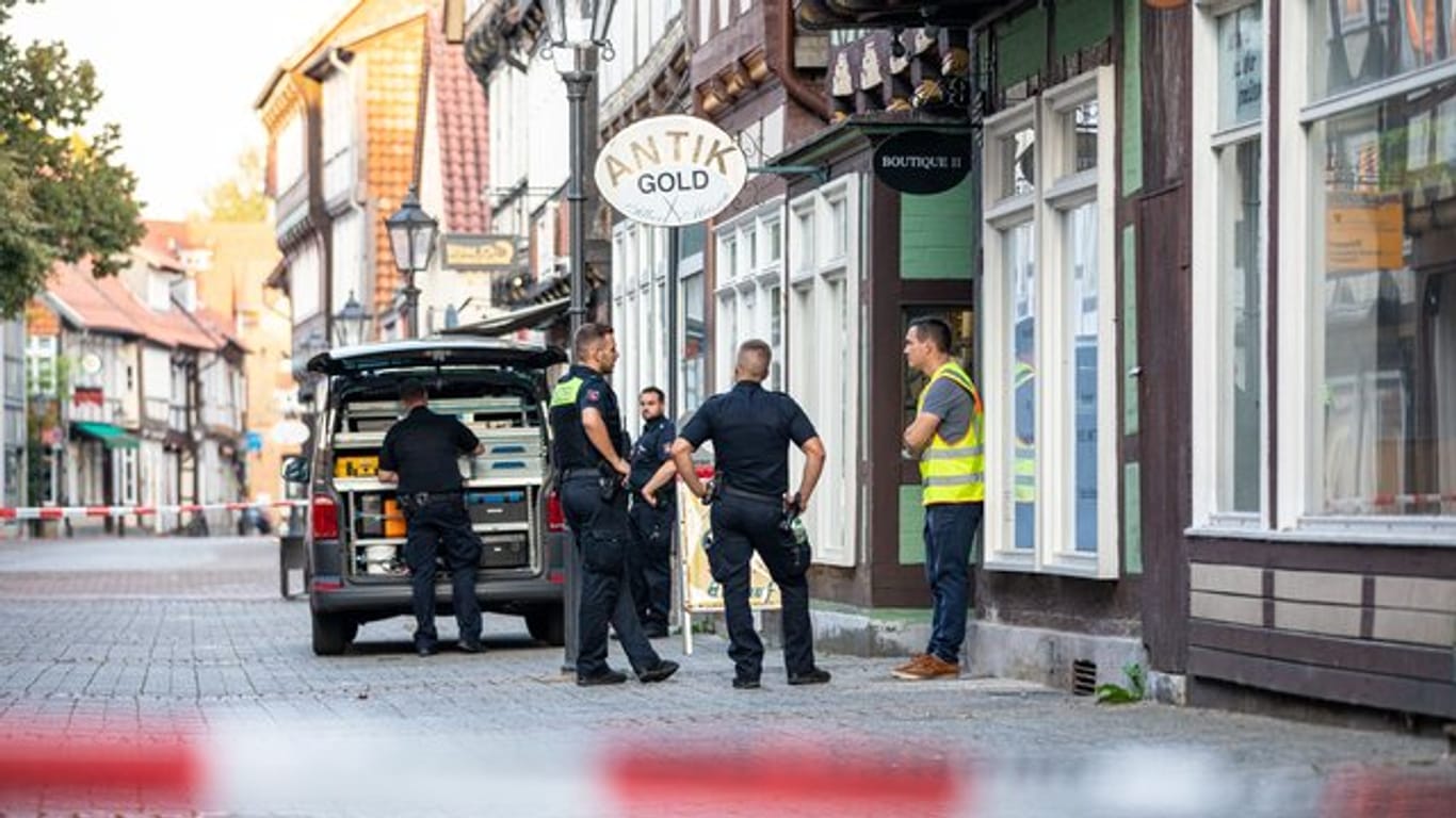 Einsatzkräfte der Polizei sichern den Tatort in der Innenstadt von Celle.