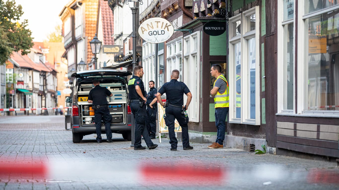 Niedersachsen, Celle: Einsatzkräfte der Polizei sichern einen Tatort in der Innenstadt.
