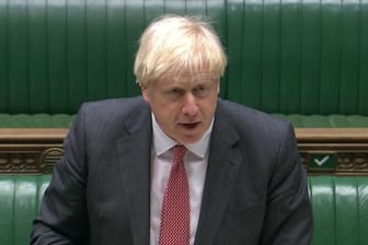 Boris Johnson spricht während einer Debatte im Unterhaus.