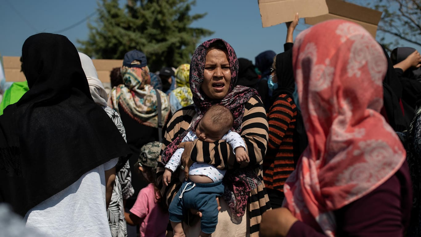 Den Flüchtlingen auf Lesbos fehlt es am Nötigsten: Trinkwasser, Essen, Unterkunft.