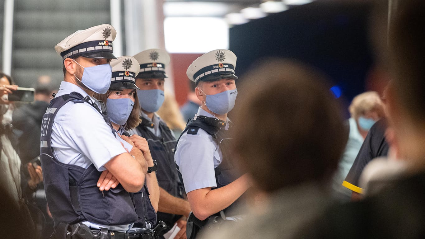 Polizisten im Stuttgarter Nahverkehr kontrollieren die Einhaltung der Maskenpflicht.