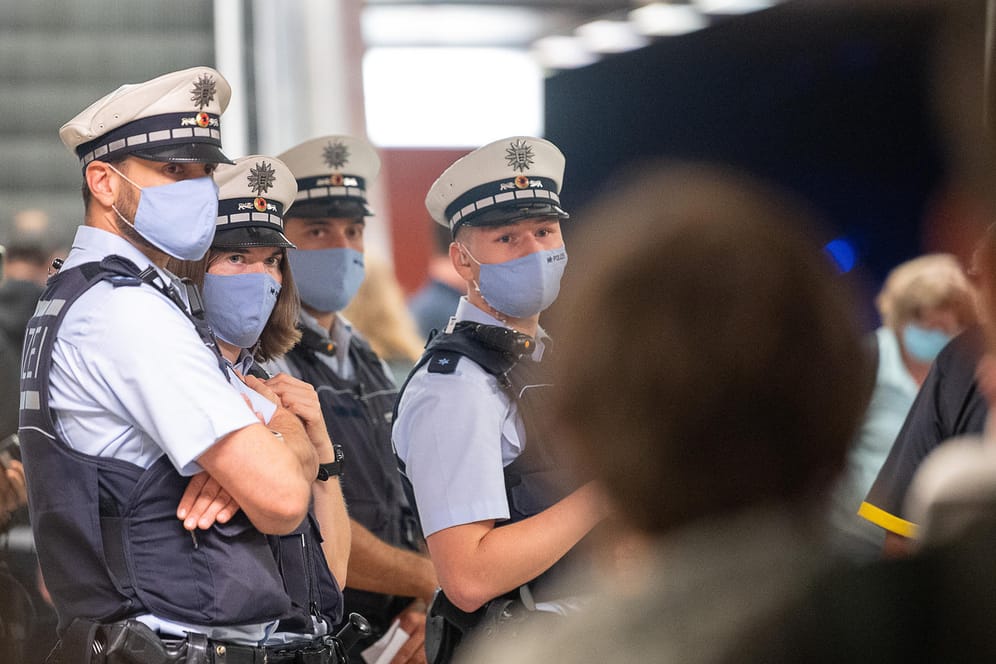Polizisten im Stuttgarter Nahverkehr kontrollieren die Einhaltung der Maskenpflicht.