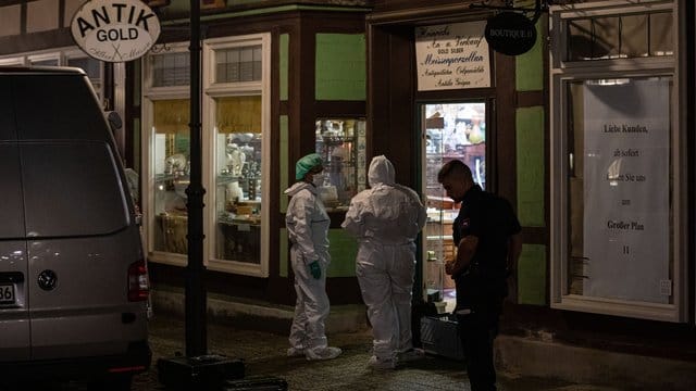 Am Tatort in der Altstadt von Celle werden Spuren gesichert.