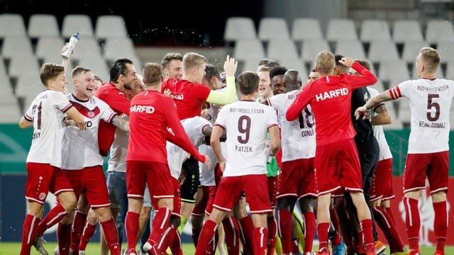 Der Sieg von Rot-Weiss Essen gegen Arminia Bielefeld erfreute sogar Mesut Özil. Der Sieg von Rot-Weiss Essen gegen Arminia Bielefeld erfreute sogar Mesut Özil.