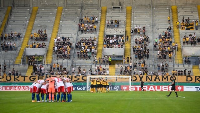 Bei den DFB-Pokalspielen waren bereits Teile von Zuschauern wieder in den Stadien. Bei den DFB-Pokalspielen waren bereits Teile von Zuschauern wieder in den Stadien.
