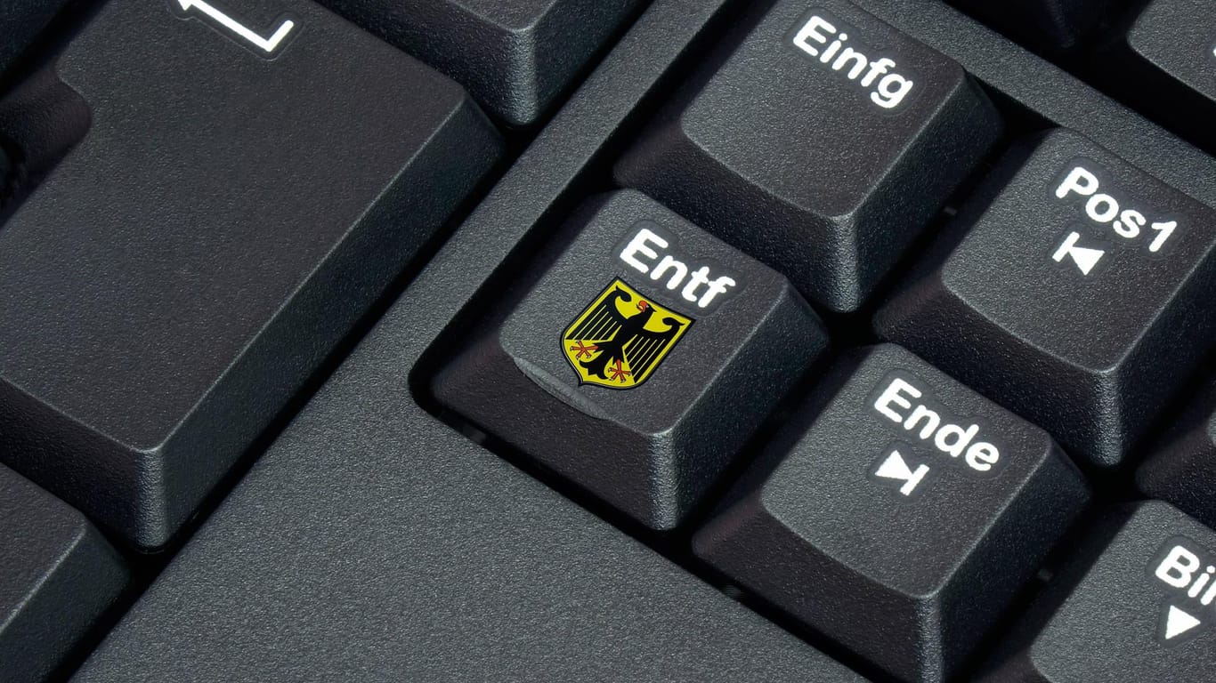 Bundesadler auf einer Tastatur: Dem BKA wurden mehr als 7.000 Fälle von Kinderpornos gemeldet. Die meisten konnten gelöscht werden.