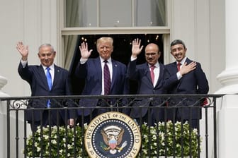 Israels Ministerpräsident Benjamin Netanjahu (l-r), US-Präsident Donald Trump, der bahrainische Außenminister Abdullatif al-Sajani und Abdullah bin Sajid, Außenminister der Vereinigten Arabischen Emirate, in Washnigton.