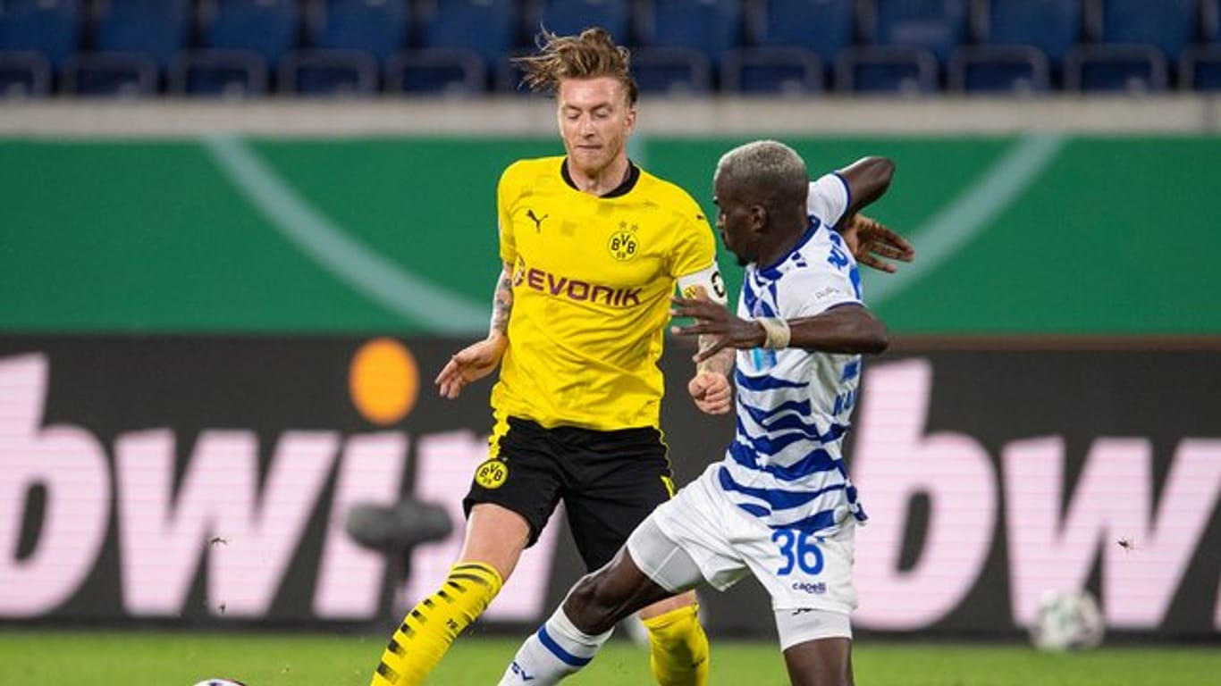 Marco Reus (l) von Borussia Dortmund und Wilson Kamavuaka vom MSV Duisburg kämpfen um den Ball.