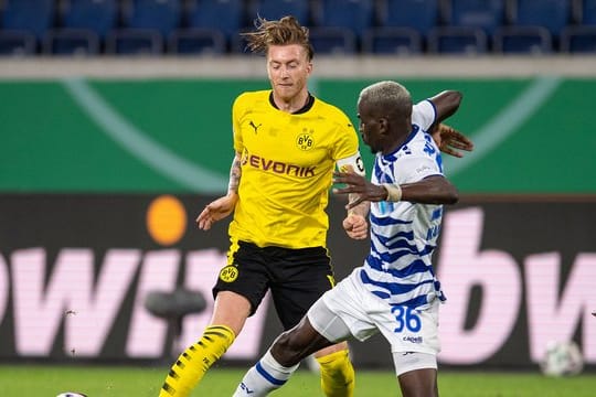 Marco Reus (l) von Borussia Dortmund und Wilson Kamavuaka vom MSV Duisburg kämpfen um den Ball.