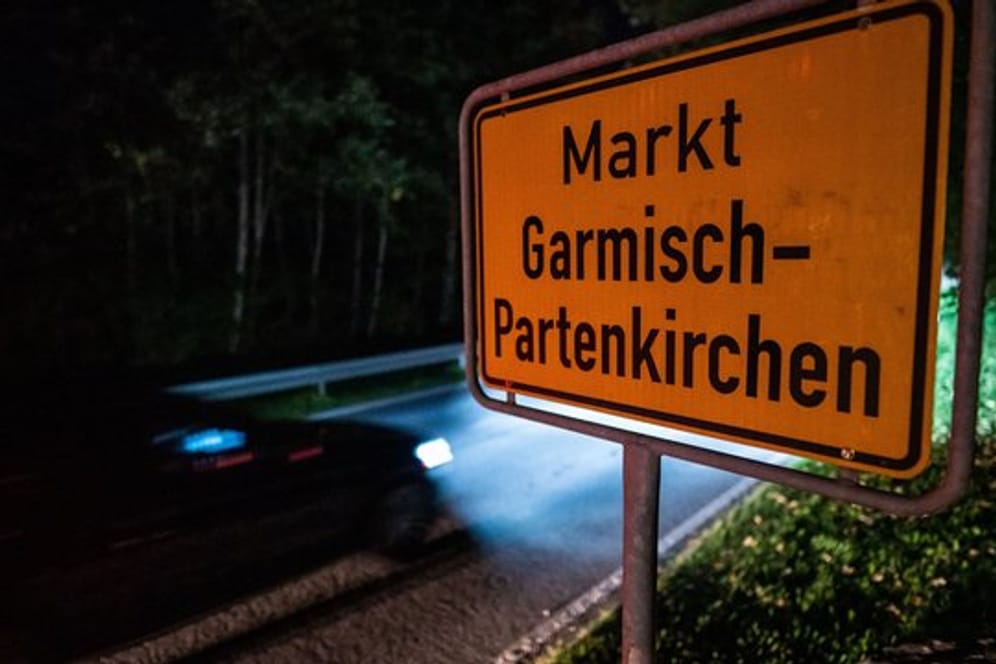 Eine 26-jährige US-Amerikanerin, die in Garmisch-Partenkirchen lebt, soll trotz Krankheitszeichen und Quarantäneauflage durch Kneipen gezogen sein.