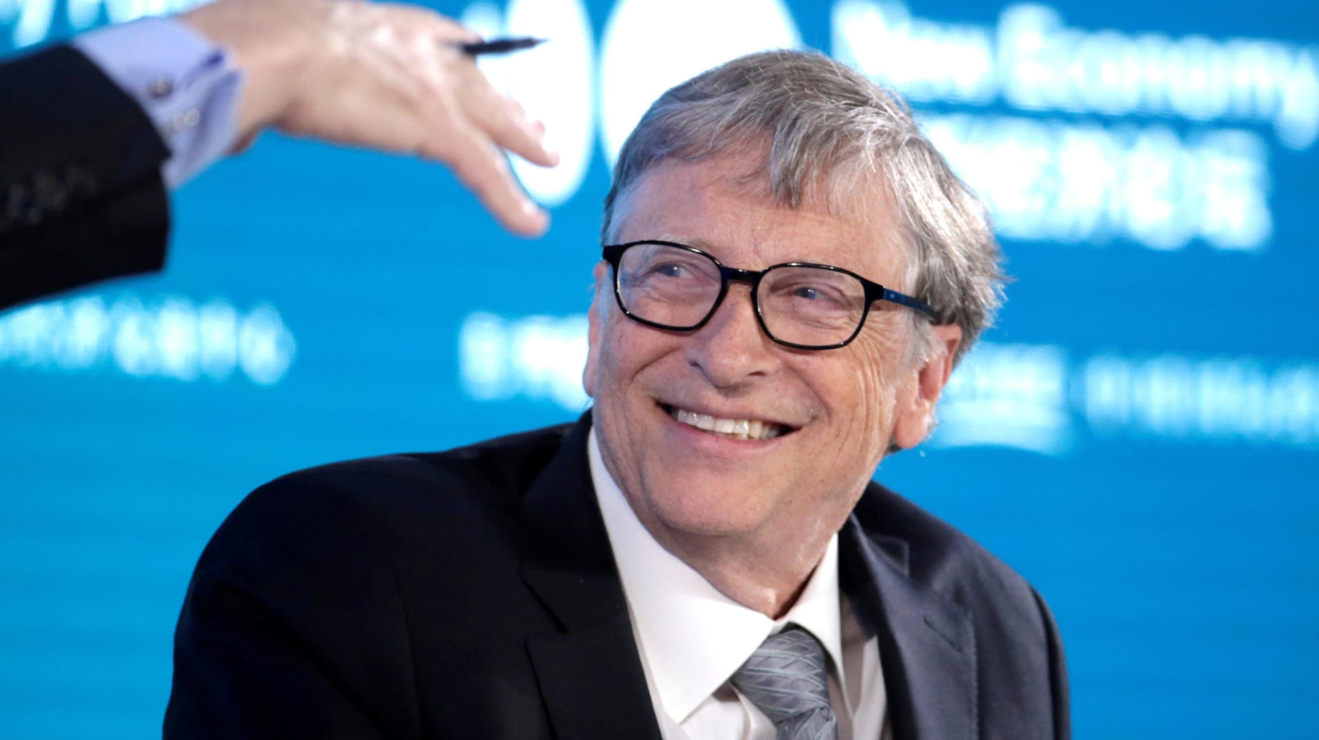 Bill Gates in Peking (2019): Der Microsoft-Gründer hat sich zu den über ihn kursierenden Verschwörungstheorien geäußert.