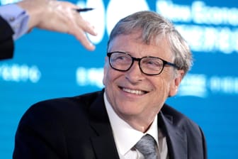 Bill Gates in Peking (2019): Der Microsoft-Gründer hat sich zu den über ihn kursierenden Verschwörungstheorien geäußert.