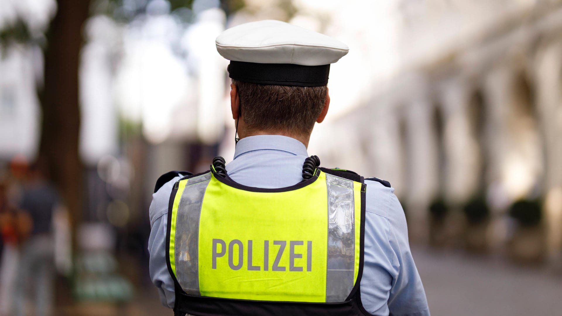 Eine Polizeistreife in einer Fußgängerzone (Symbolbild): In Essen ist ein Mann mit einem Samurai-Schwert auf ein Auto losgegangen. Eine Polizeistreife in einer Fußgängerzone (Symbolbild): In Essen ist ein Mann mit einem Samurai-Schwert auf ein Auto losgegangen.