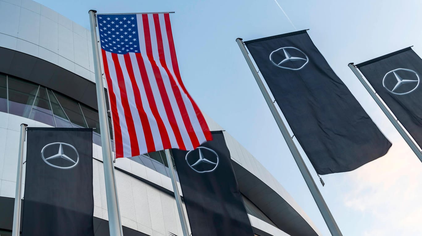 Vor dem Mercedes-Museum weht die amerikanische Flagge (Symbolbild): Der Daimler-Konzern muss in den USA Hunderte Millionen zahlen.