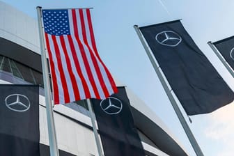 Vor dem Mercedes-Museum weht die amerikanische Flagge (Symbolbild): Der Daimler-Konzern muss in den USA Hunderte Millionen zahlen.