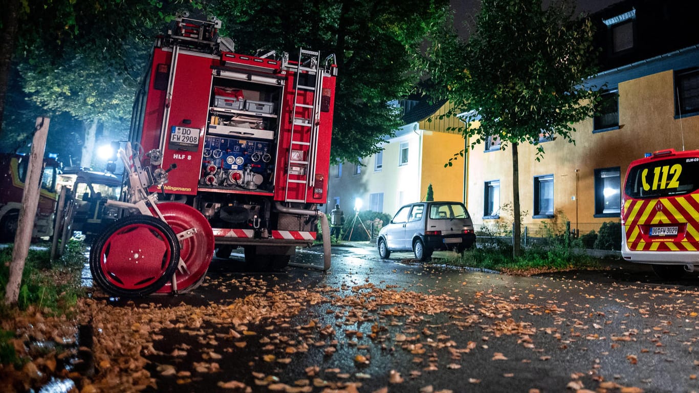 Feuerwehrfahrzeuge stehen an einem Haus (Archivbild): Bei einer Wohnungsdurchsuchung im Dortmunder Stadtteil Lütgendortmund hat die Polizei unter anderem Munition gefunden.
