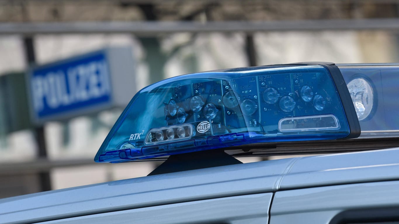 Ein Polizeifahrzeug steht vor einer Polizeiwache (Symbolbild): Bei einer Abschiedsparty ist ein 31-Jähriger von Vermummten attackiert worden.