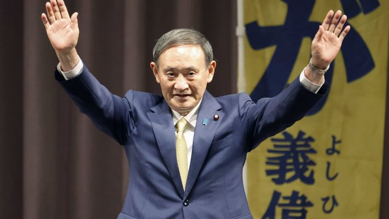 Die Wahl von Suga, der fast acht Jahre lang als Kabinettssekretär Abes rechte Hand war, galt nur als eine Formsache.