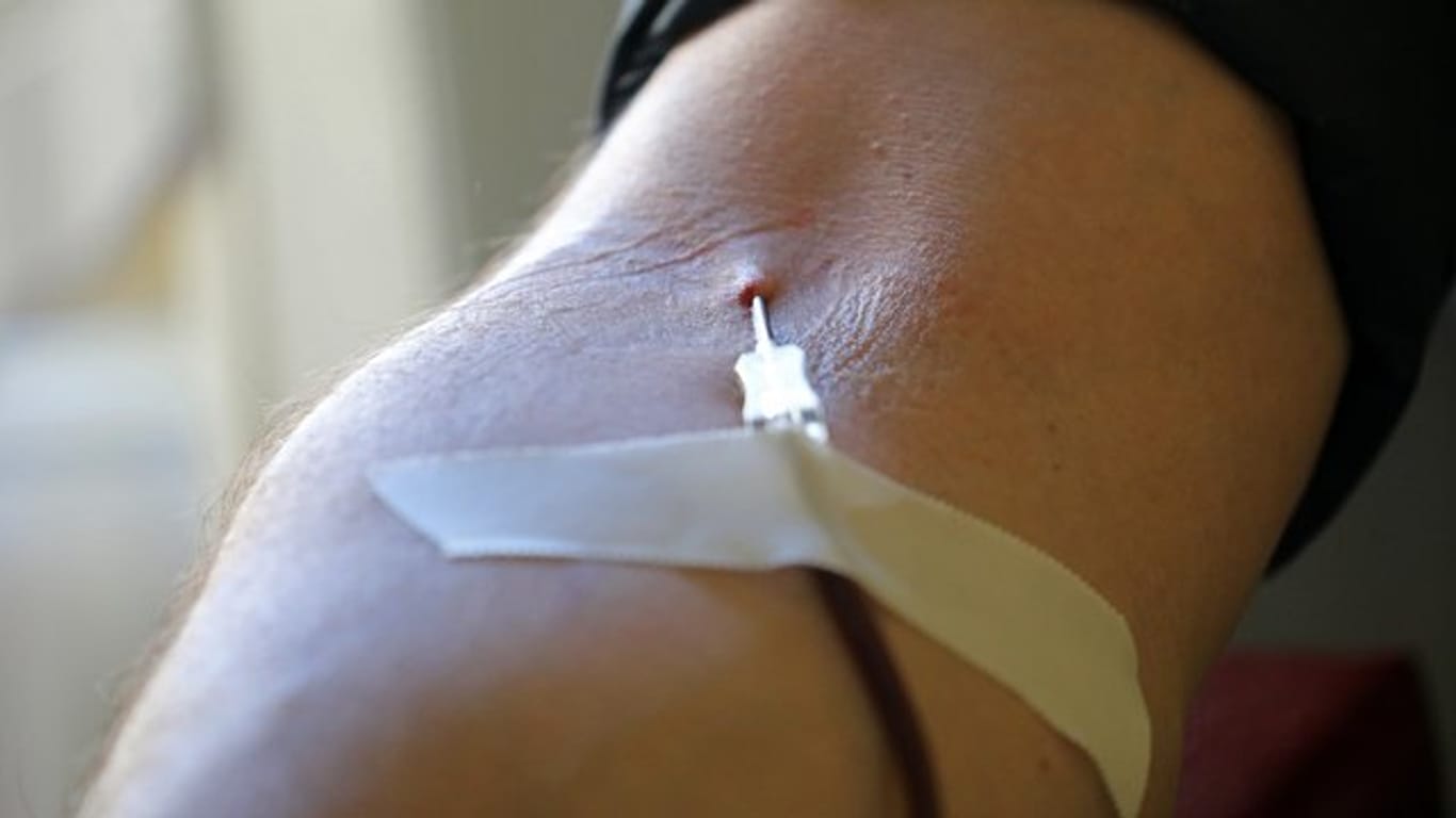 Transfusionsmediziner warnen vor Engpässen bei Blutprodukten.