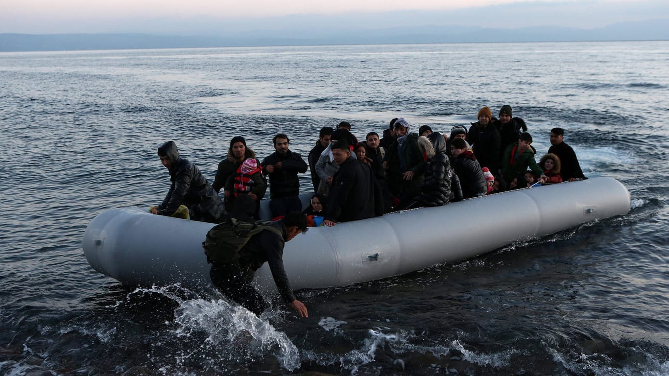 Boot mit Gefüchteten: Immer wieder kentern unsichere Boots mit Migranten auf der Überfahrt über den Ozean. (Archivbild)
