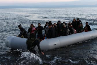 Boot mit Gefüchteten: Immer wieder kentern unsichere Boots mit Migranten auf der Überfahrt über den Ozean. (Archivbild)