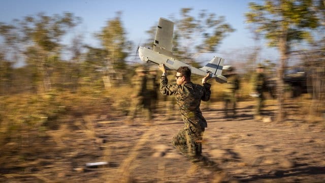 Die US-Marines arbeiten mit der australischen Armee zusammen, um die Feuerwehreinsätze mit Echtzeit-Video-Feeds vom RQ-20B Puma zu unterstützen.