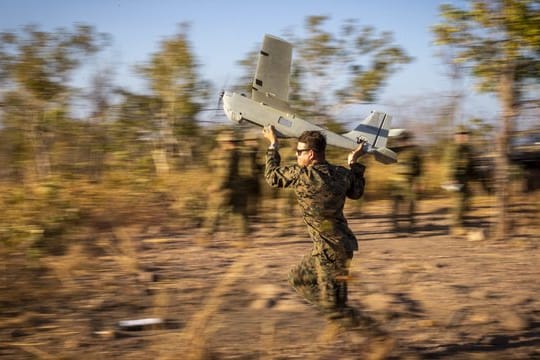 Die US-Marines arbeiten mit der australischen Armee zusammen, um die Feuerwehreinsätze mit Echtzeit-Video-Feeds vom RQ-20B Puma zu unterstützen.