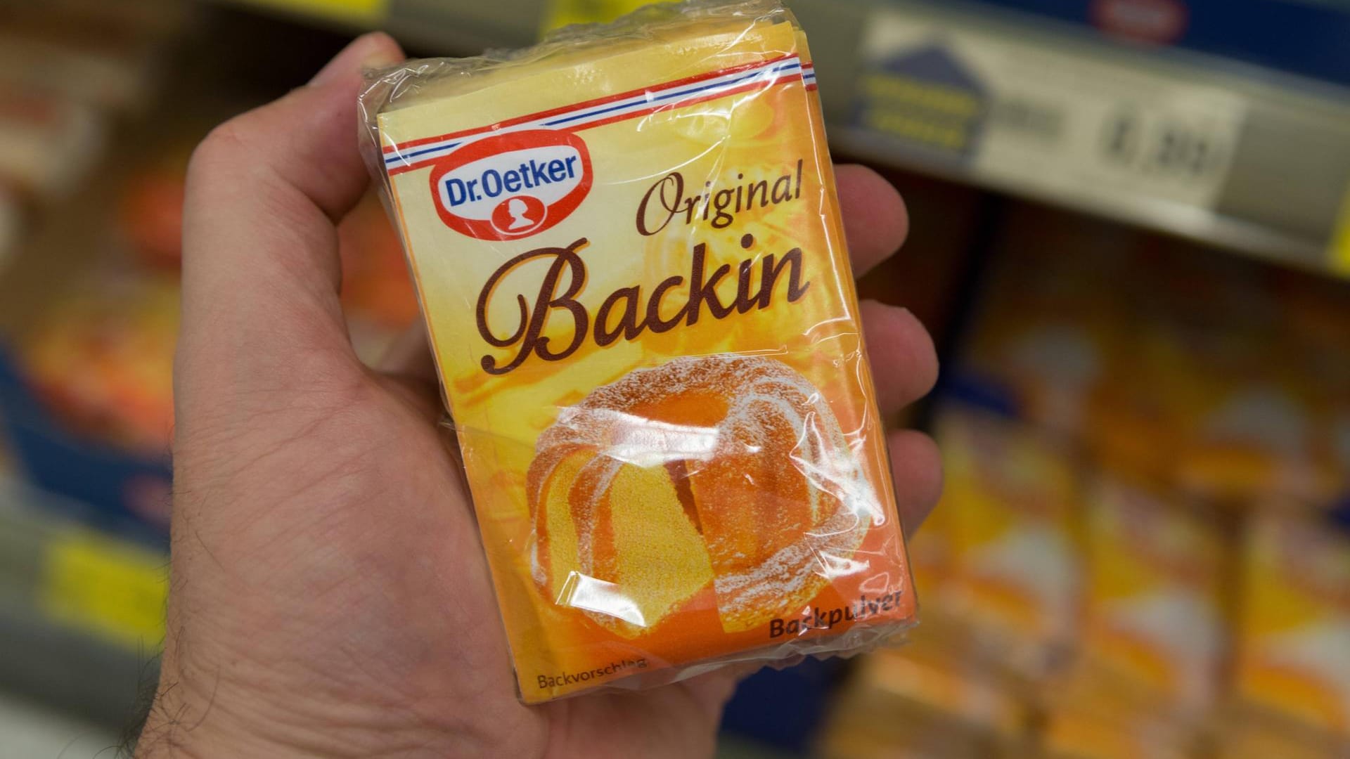 Ein Mann hält in einem Supermarkt eine Packung Backpulver in der Hand (Symbolbild): In Mainz ist ein Natron-Dieb im Gefängnis gelandet. Ein Mann hält in einem Supermarkt eine Packung Backpulver in der Hand (Symbolbild): In Mainz ist ein Natron-Dieb im Gefängnis gelandet.