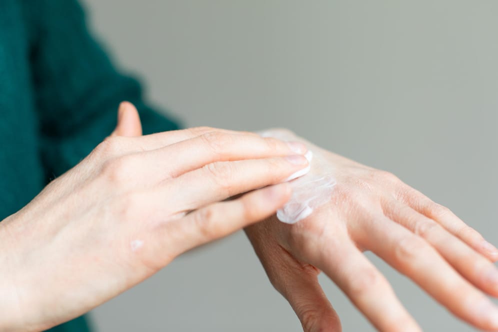 Handpflege: Die Beschaffenheit der Hände ist ein Indikator für das Alter. Eine gute Pflege lässt sie jünger wirken.