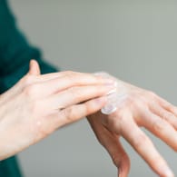 Handpflege: Die Beschaffenheit der Hände ist ein Indikator für das Alter. Eine gute Pflege lässt sie jünger wirken.