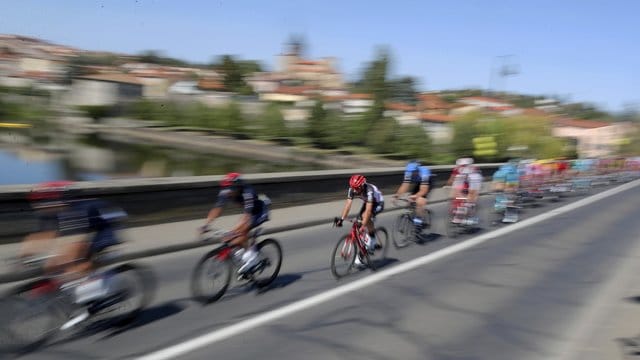 Am zweiten Ruhetag wurden bei allen 22 Tour-Teams insgesamt 785 Kontrollen auf das Coronavirus durchgeführt. Am zweiten Ruhetag wurden bei allen 22 Tour-Teams insgesamt 785 Kontrollen auf das Coronavirus durchgeführt.