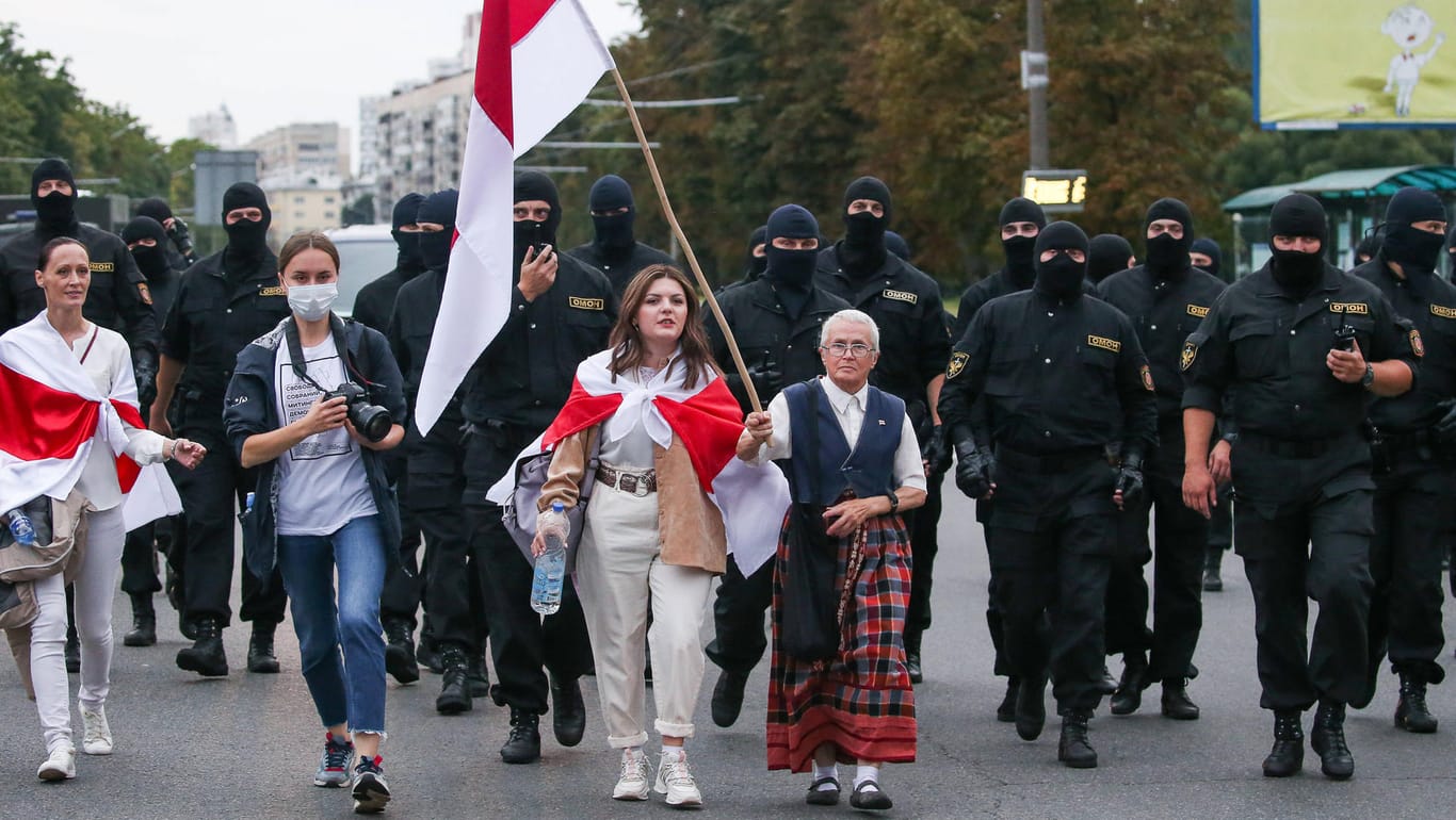 Nina Baginskaya in Belarus: Sie hält die Protest-Fahne hoch.