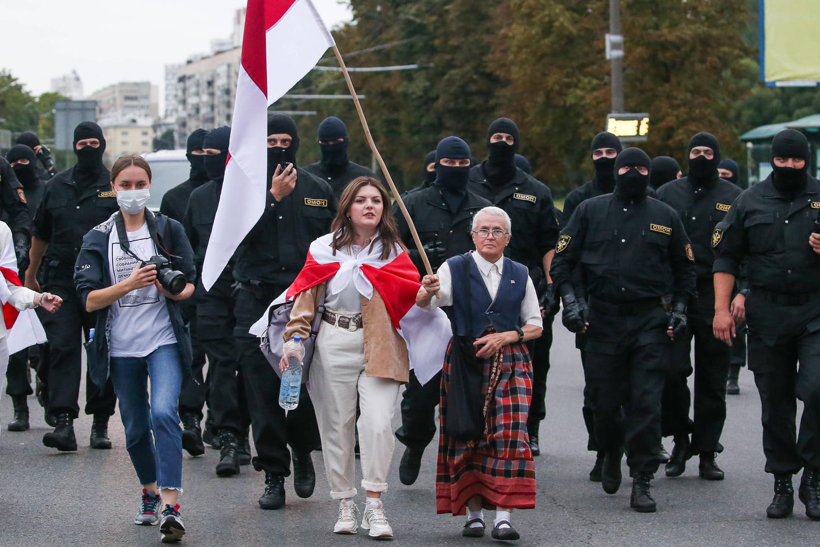 Nina Baginskaya in Belarus: Sie hält die Protest-Fahne hoch.