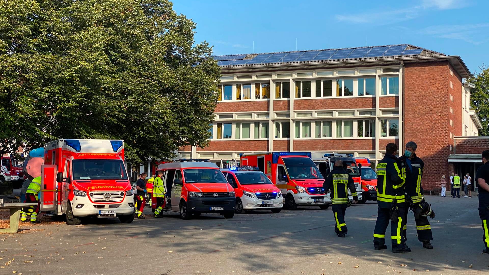 Nordrhein-Westfalen, Haltern: Rettungskräfte stehen vor einer Schule, wo offenbar ein Physikexperiment missglückt ist. Nordrhein-Westfalen, Haltern: Rettungskräfte stehen vor einer Schule, wo offenbar ein Physikexperiment missglückt ist.
