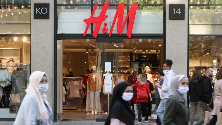 H&M-Filiale in Stuttgart (Symbolbild): Das Unternehmen ist wieder in der Gewinnzone.