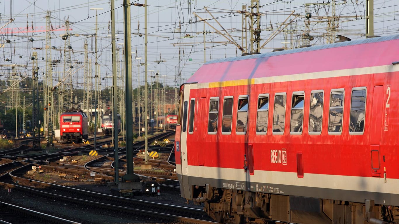 Züge vor dem Nürnberger Hauptbahnhof (Symbolbild): In Nürnberg fallen Züge aus, weil Lokführer erkrankt sind.
