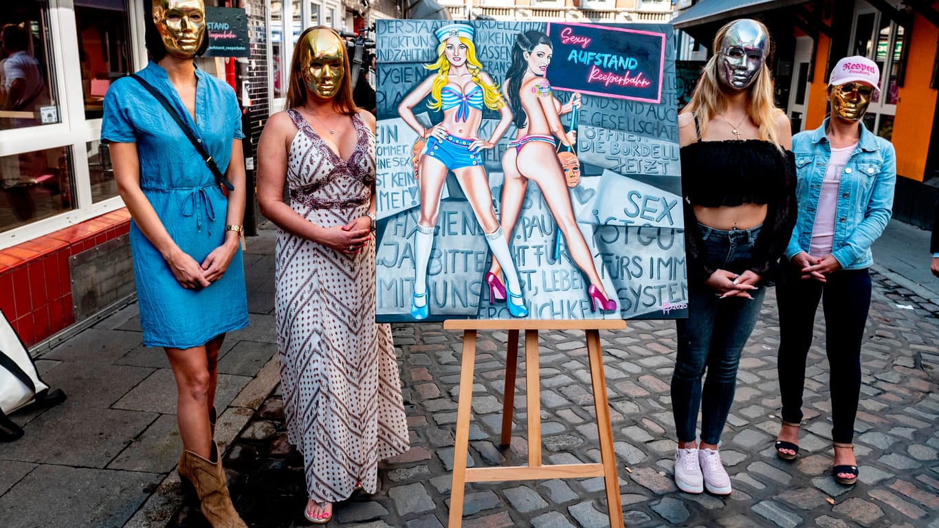 Sexarbeiterinnen vor einem Gemälde: In Hamburg ist Prostitution wieder erlaubt.
