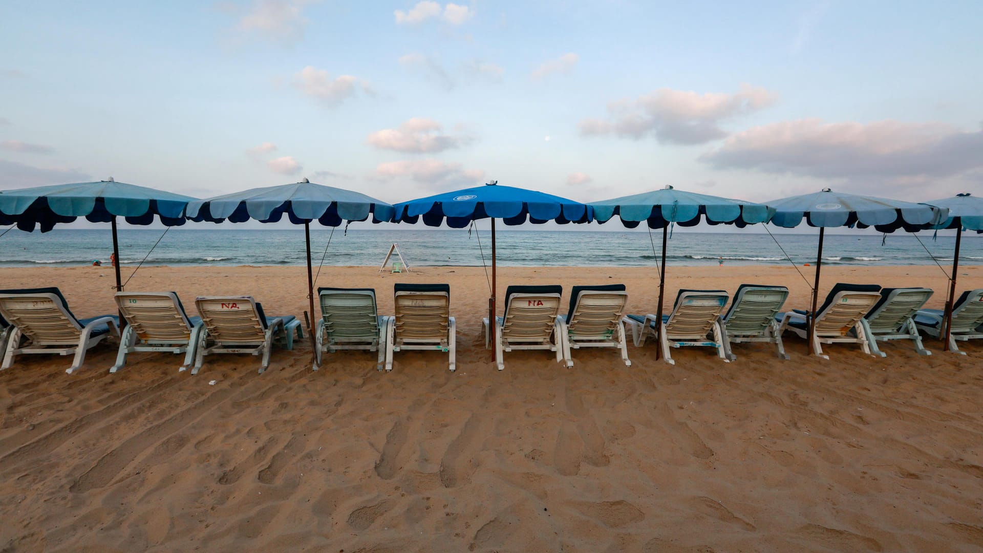 Stand von Phuket, Thailand: Wo sich vor Corona massenhaft Touristen tummelten, herrscht nun gähnende Leere.